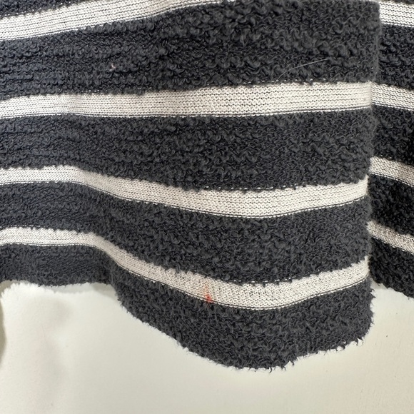 Woman’s long sleeve, V-neck shirt - Picture 4 of 4